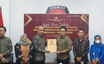 Ketua Bawaslu Kota Jambi, Alamsah menerima Berita Acara Pleno PDPB TW I tahun 2026, Kamis (2/4/2026). 