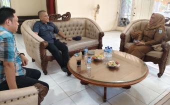 Monev Ketua Bawaslu Provinsi Jambi, Wein Arifin disambut oleh Ketua Bawaslu Kota Jambi, Alamsah dan Koordinator Sekretariat, Henty Wilda, Selasa (7/4/2026). 
