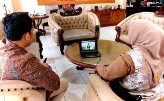 Ketua Bawaslu Kota Jambi, Alamsah dan Kordiv PP Datin, Sinta Febria Ningsih ikuti Peringatan HUT Bawaslu RI ke 18 secara daring, Kamis (9/4/2026.