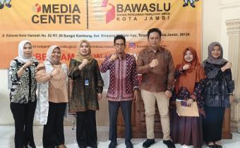 Foto Bersama Anggota Bawaslu Provinsi Jambi, Ari Juniarman bersama Ketua Bawaslu Kota Jambi, Alamsah dan Kordiv PP Datin, Sinta Febria Ningsih bserta staf, Kamis (9/4/2026). 