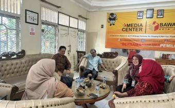 Anggota Bawaslu Provinsi Jambi, Rofiqoh Pebrianti disambut Ketua dan Anggota Bawaslu Kota Jambi, Kamis (9/4/2026). 