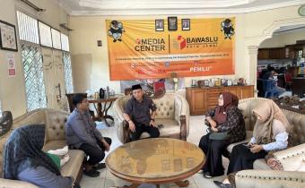 Anggota Bawaslu Kota Jambi, Hazairin melakukan Diskusi konsolidasi demokrasi dengan Ketua BKMM DMI Jambi Mahmudah, Senin (13/4/2026.