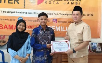 Foto bersama penyerahan sertifikat diskusi konsolidasi demokrasi kepada PD Pemuda Muhammadiyah Kota Jambi