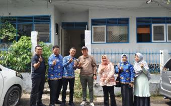 Foto bersama dan penyerahan gembok dari Kabid Aset Pemkot Jambi ke Ketua Bawaslu Kota Jambi