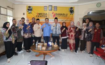 Foto Bersama Kunjungan Reses anggota DPD RI di Bawaslu Kota Jambi