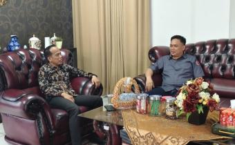 Ketua Bawaslu Kota Jambi, Alamsah diskusi bersama Rektor UNH Jambi, Dr Samsuddin