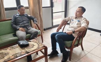 Ketua Bawaslu Kota Jambi, Alamsah diskusi bersama Analis Politik dan Kebijakan UNH Jambi, Dr Pahrudin HM
