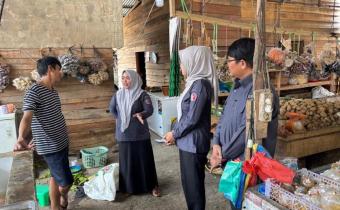 Kordiv PP Datin, Sinta Febria Ningsih Diskusi dengan pedagang sayur
