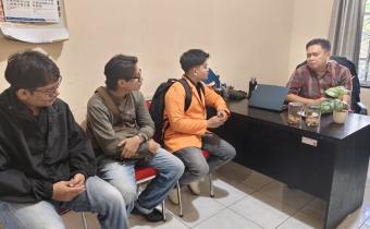 Diskusi Konsolidasi Demokrasi Ketua Bawaslu Kota Jambi, Alamsah bersama Mahasiswa FH Unja