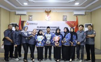 Foto bersama usai pelantikan PNS Bawaslu Kota Jambi bersama staf
