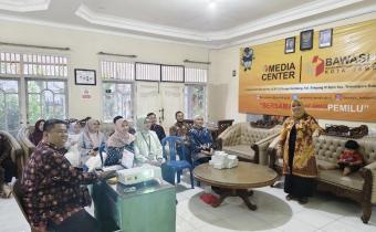 Anggota Bawaslu Kota Jambi, Sinta Febria Ningsih memberikan materi pengelolaan PPID