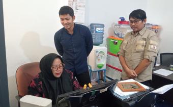Staf Bawaslu Kota Jambi melakukan pengawasan pemutakhiran data partai politik berkelanjutan