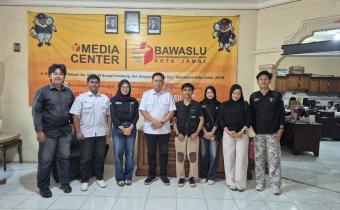 Foto bersama Ketua Bawaslu Kota Jambi Alamsah bersama mahasiswa GEMA KOJA, Rabu (2/9/2026)